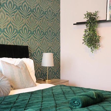 Cosy Corner In Aylesbury Near Stoke Mandeville Hospital & Town Centre With Private Parking Exterior photo