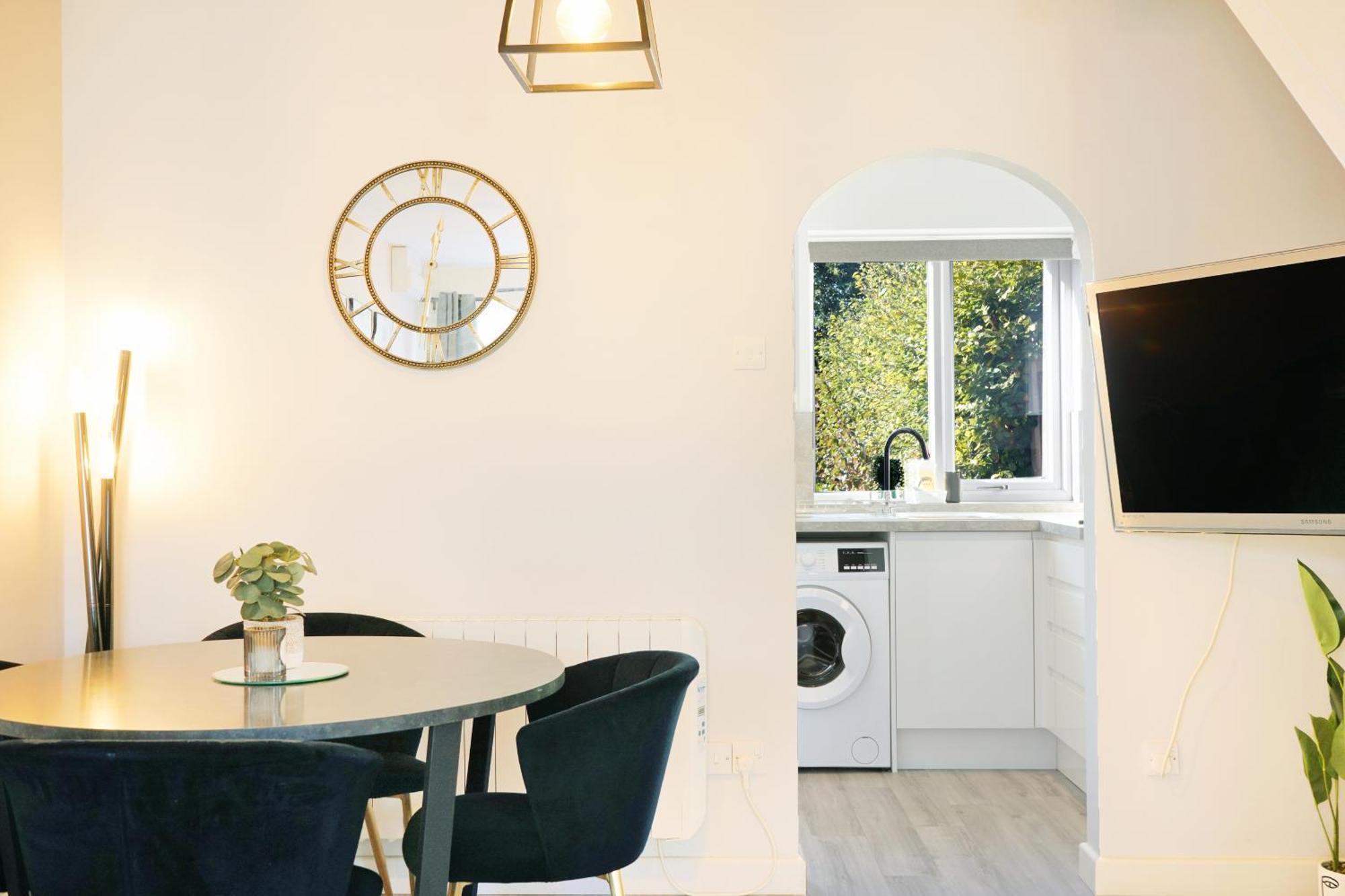 Cosy Corner In Aylesbury Near Stoke Mandeville Hospital & Town Centre With Private Parking Exterior photo