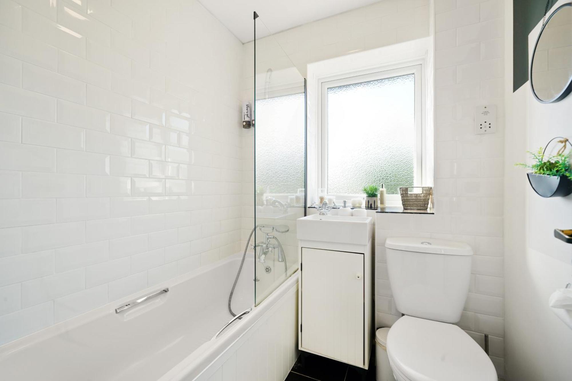Cosy Corner In Aylesbury Near Stoke Mandeville Hospital & Town Centre With Private Parking Exterior photo