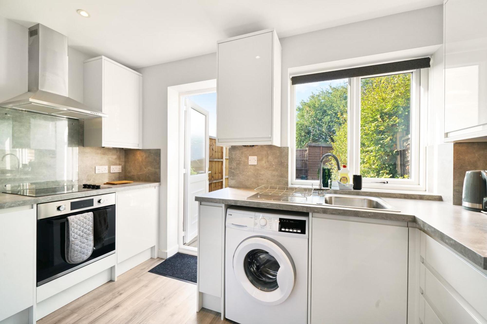 Cosy Corner In Aylesbury Near Stoke Mandeville Hospital & Town Centre With Private Parking Exterior photo