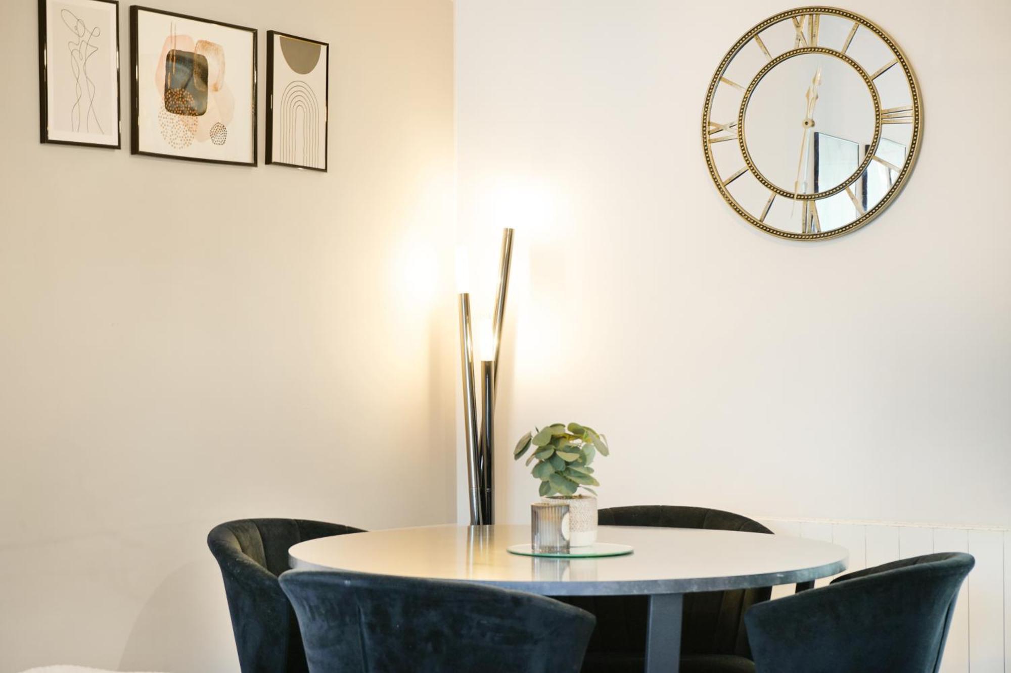 Cosy Corner In Aylesbury Near Stoke Mandeville Hospital & Town Centre With Private Parking Exterior photo